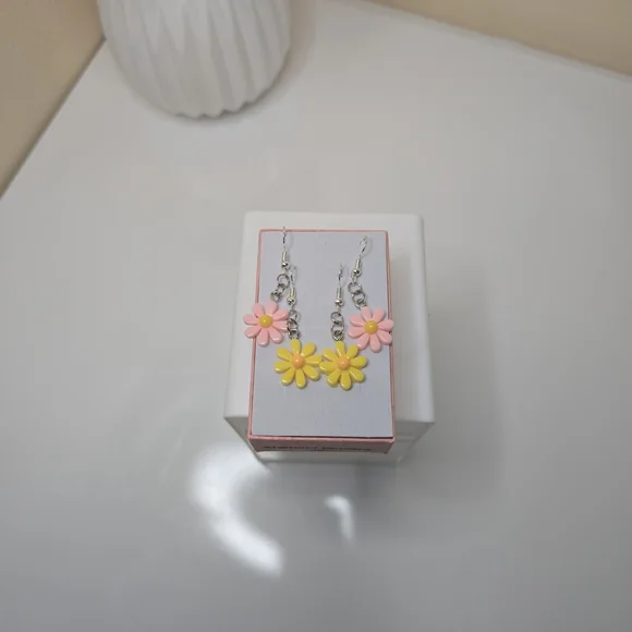 2 Pairs - Pink and Yellow Daisy Flower Dangle Earrings - Picture 4 of 4